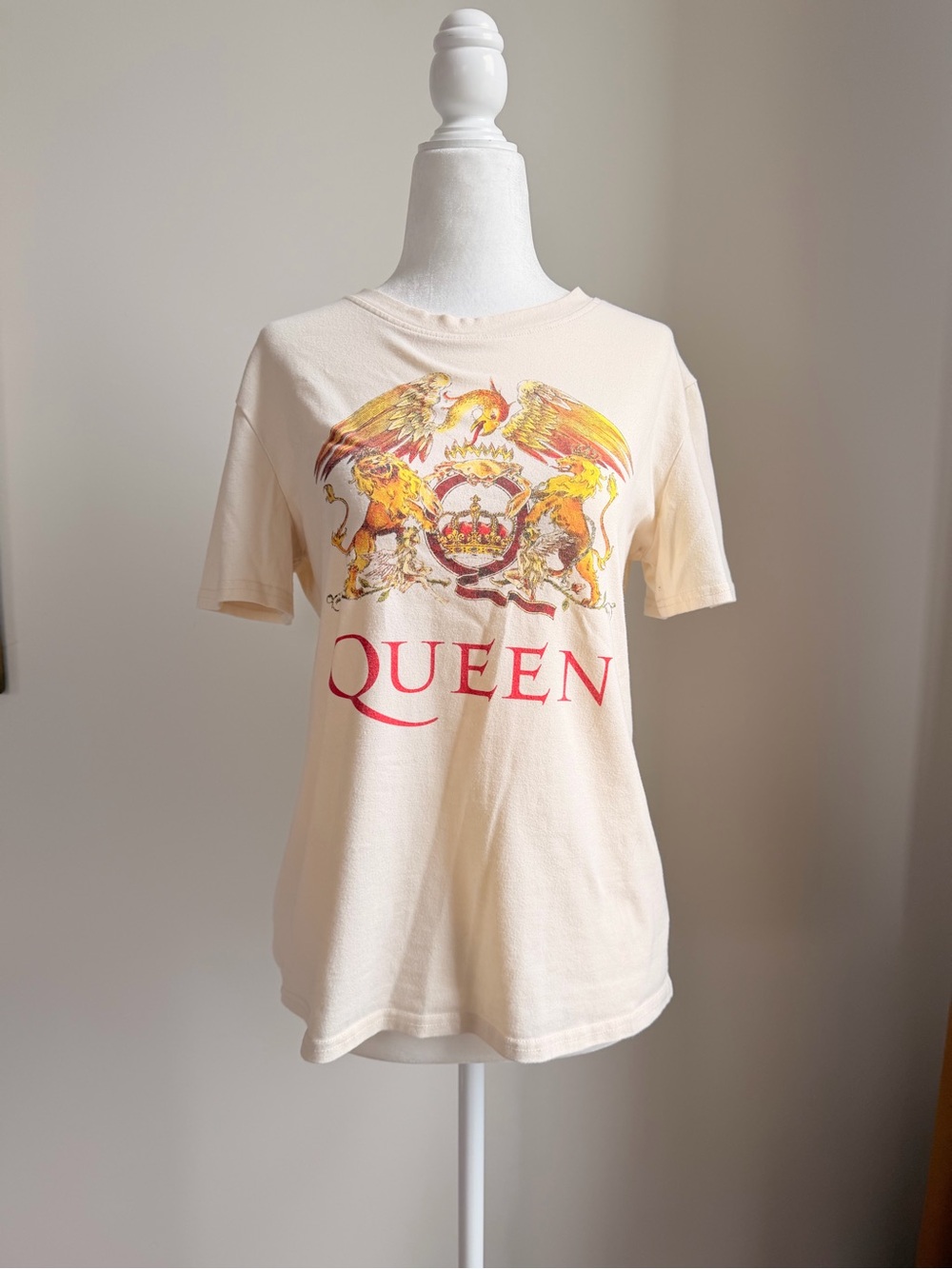Vintage Inspired QUEEN Cream Short-Sleeve Band Tee with Red Logo